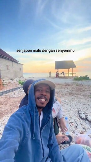 Raim Laode Nyanyikan Lagu Komang Romantis