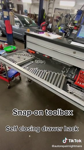 If your box doesn't close it self who closes it for you? #snapon #mechaniclife #drawertok #tools #fy #fyp #mechanics #carshop #autorepair