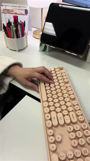 Replying to emails as a payroller 👩🏻‍💻💌⌨️💬 #payroll #payrollbaddie #officelife #asmr #asmrsounds #work#worklife #fyp #fypシ #payday #paycheck #workvlog #keyboardasmr #corporatelife #teamwork #officevlog #trabajando #laborando #pagando #dayinthelife #officevibes #workflow #officechronicles #dailygrind #officeaesthetic #aestheticdesk