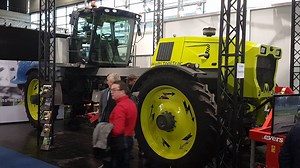 Multi Tool Trac auf der #Agritechnica: Laut Hersteller der weltweit erste komplett elektrisch betriebene Geräteträger. Ein 6 Zylinder Diesel mit 210 PS dient als Range Extender | top agrar
