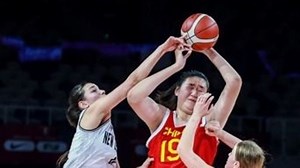 17 ans et 2m20 sous la toise : la Chinoise Zhang Ziyu, nouvelle attraction féminine de la planète orange - RTBF Actus