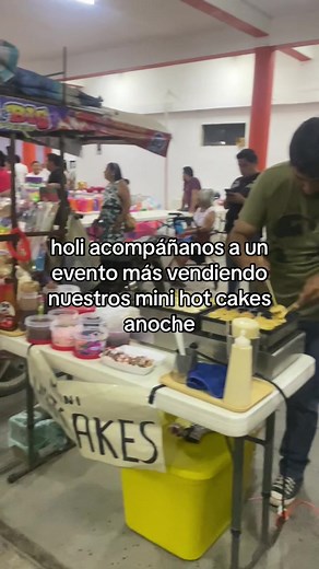 Vendiendo Mini Hot Cakes en un Evento Político