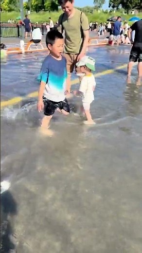 #有水玩开心的不得了 #那个爱玩水的宝宝 #夏天适合带孩子玩水的地方 #玩水坑的快乐 #不戏水不童年