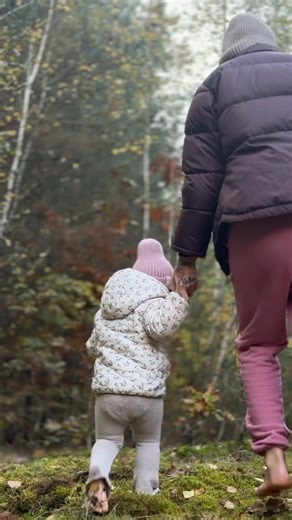 Ola Żuraw - Świątek on Instagram: "Mama dwóch córek (prawie dwulatki i uczennicy) to dwa razy więcej oczekiwań z zewnątrz! Postanowiłam przestać słuchać tych głosów i stworzyć własne punkty oparcia – 6 konkretnych działań, które pomagają mi ufać moim wyborom i wspierać obie moje dziewczynki. Odpuszczam idealny plan dnia i korzystam z natury, kiedy tylko mogę, by złapać oddech. Najważniejsze jest dla mnie to, że wspieram je świadomie. Na przykład, aby wspierać prawidłowy rozwój poznawczy1 młodsze