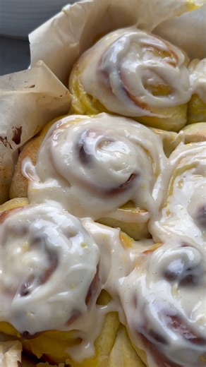 Small Batch Gooey Lemon Sweet Rolls!! These fluffy & soft lemon sweet rolls make just 6 perfect lemon rolls filled with a quick & easy gooey lemon curd and cream cheese frosting that’s irresistible! Comment "lemon sweet rolls," and I'll DM you the recipe. Or head to my site and search for the full recipe! | The Banana Diaries