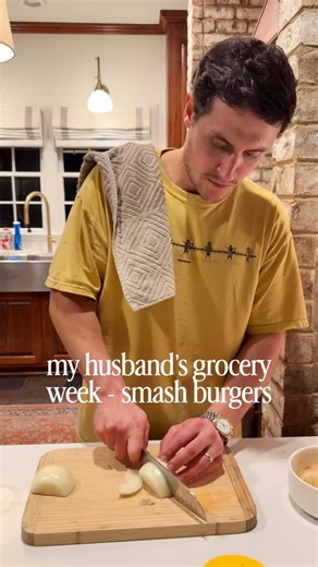 Kendall Hayden on Instagram: "second meal of the week: smash burgers - smashed potatoes - roasted corn - side salad SMASHED POTATOES 2 pounds baby potatoes 2 Tablespoons butter 3 Tablespoons olive oil 1 teaspoon garlic powder 1 teaspoon kosher salt 2 tbsp Parmesan cheese 1. In a large pot of salted boiling water, cook the potatoes until tender, about 15-20 minutes or until fork-tender. Drain off water. 2. Preheat your Blackstone griddle to medium-high heat. 3. In a large bowl, combine the olive 