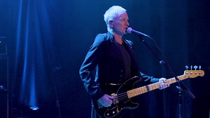 【STING】2年ぶりの来日公演を全国5都市6公演で開催決定！ポリス以来となるトリオ編成で、キャリア45年にも及ぶベストヒットをパフォーマンス！ グラミー賞17回受賞を誇るスティングの最新ツアー「STING 3.0」の日本公演が、今年9月に東京、名古屋、神戸、広島、福岡の5都市6公演で開催されることが決定しました！ スティングが新たにトリオ編成のバンドを結成したことで話題となっている今回の「STING 3.0」ツアーは、昨年からスタートした欧米ツアーで大反響を呼び、各地でSOLD OUTを記録しています。 バンドメンバーは、長年スティングをサポートしているギタリストのドミニク・ミラーに加え、マムフォード・アンド・サンズなどで活躍するドラマー、クリス・マースが予定されています。 欧米公演のセットリストでは、ポリス時代のヒット曲「孤独のメッセージ」「シンクロニシティ」「見つめていたい」はもちろん、ソロの名曲「イングリッシュ・マン・イン・ニューヨーク」「シェイプ・オブ・マイ・ハート」なども披露されており、ロック史に残るスティングの楽曲をトリオ編成で堪能できる絶好の機会となっています。 原点回