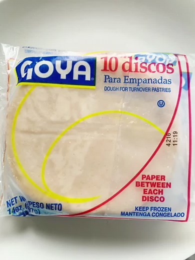 Empanadilla Made With Goya Discos #goyafood #quickandeasyrecipes #howimakeit #empanadillas #puertoricanfood #fypforyou #dontlikekeepscrolling