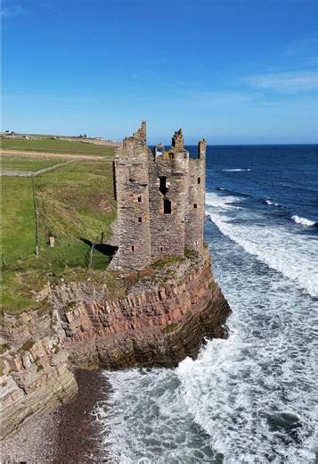 Old Keiss Castle was built in the late 16th century by George Sinclair, Fifth Earl of Caithness. It stands at the northern end of Sinclair Bay and was one of three fortifications that controlled this territory (the others were Ackergill Castle and Girnigoe Castle). The first record of the castle dates from 1623 when George defied King James VI (I of England). In response, the King dispatched Sir Robert Gordon to raid Caithness and, although the rebellious Earl provisioned his castles for a siege