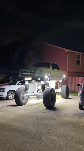 😋 #fyp #showtruck #solidaxleswap #bags #4link | lifted truck tips over