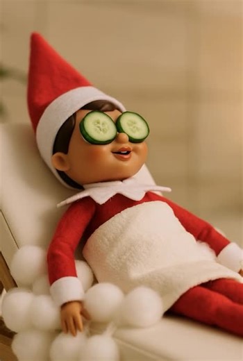 ✨ Self-care isn’t just for humans, even elves need a glow-up day! 😌🥒💆‍♂️ Cucumbers on, stress off, Christmas chaos can wait! 😎 #elfontheshelf #elfideas #Elfideas #christmascountdown #holidayvibes