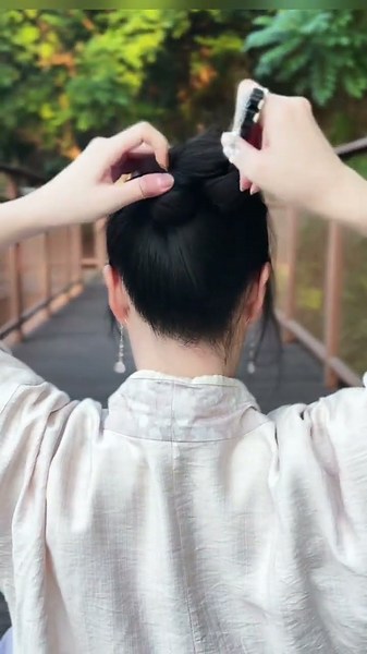 classic high bun hairstyle that's easy to pull off even in everyday life super elegant and versatile