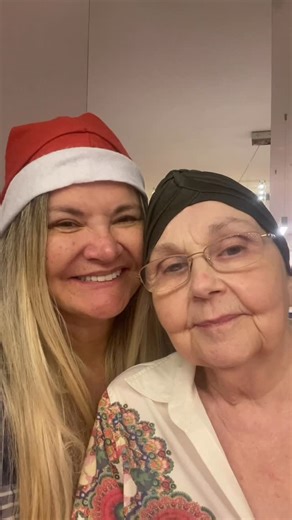 Priscila Seixas on Instagram: "Meu Deus que saudades ! Parece que tudo isso não aconteceu . Hoje seria o dia de ir quinhentas vezes no mercado com a minha mãe Lili . De sentir o cheiro do pernil , chester , tender . Eu não sei como ela assava tudo ao mesmo tempo , fazia salpicão , e umas 5 sobremesas . A noite era cheia de risadas , apelidos . Um dia eu disse pra ela :- mãe , tem gente que é tão estranha que não fica falando a verdade para os irmãos , acho que eles são meio falsos . Ela me disse