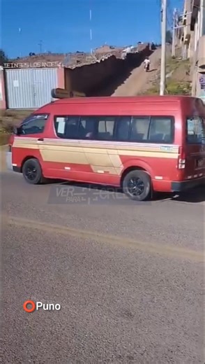 #PUNO | COMBIS DE LA LÍNEA 16 SIGUEN OCASIONANDO ACCIDENTES DE TRÁNSITO Esta mañana una combi de servicio urbano de la línea 16 "granate" provocó un accidente de tránsito en la salida a Moquegua, a la altura de la institución educativa primaria Los Andes de Cancharani. Según los testigos, el vehículo de transporte urbano hacia "carreras" con otra combi para ganar pasajeros realizando una maniobra brusca, impactando contra una motocicleta, ocasionando que el motociclista cayera a la pista, sufrie