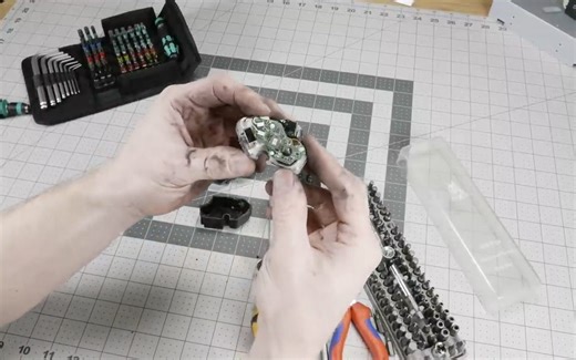 [转载]禧玛诺Di2电变后拨拆解 | Inside Shimano Di2 Electronic Bike Shifting with 4K Teardown