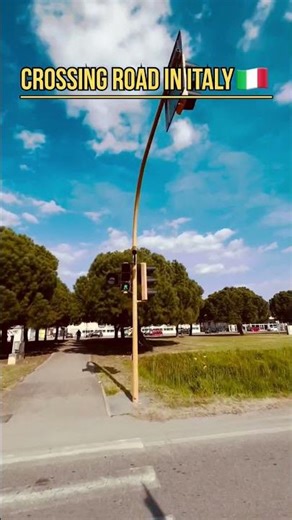 Crossing Road in Italy vs Karachi pakistan😅 | Funny Comparison