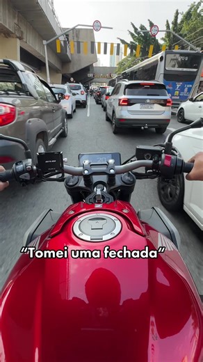 Quando a CB650R Sofre uma Fechada no Trânsito