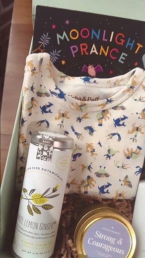 Inside a gender-neutral baby curated gift box #unboxing #babygifts #babygiftideas #newbabygift