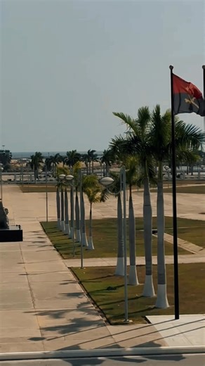 Luanda é feita de paisagens que inspiram e de pessoas que encantam. Entre as praias, os sorrisos e os sabores locais, existe uma magia que não se explica — só se sente. Quem pisa aqui, leva um pedaço da cidade no coração. 📍 Luanda - Angola 🇦🇴 Quer aparecer por aqui? 📧 africauami@maisklientes.com 📲 deixe uma mensagem no chat #Viajar #Ferias #Turismo #Luanda #Angola #AfricaUami #Travel | África Uami