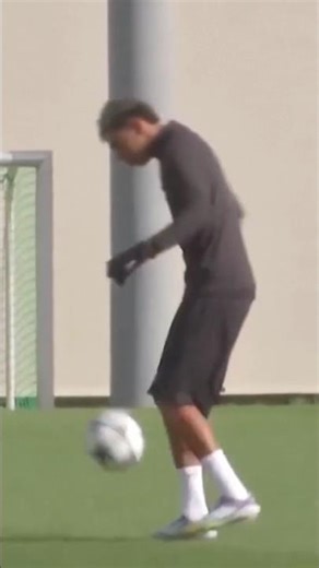 😱🏀 La nouvelle dinguerie de Lamine Yamal : un panier en jonglant ! #football #lamineyamal #barcelona