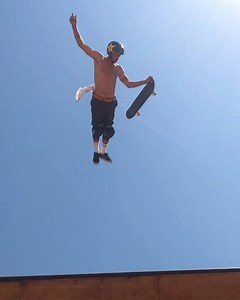 Christ air from today’s session, homage to God’s gifted one with style from the heavens 👊🏼 @christianhosoi 📱 @jordynbarratt #rockstarskate #greenissueskateboards #protecskate #boneswheels #independenttrucks #vansskate | Bucky Lasek