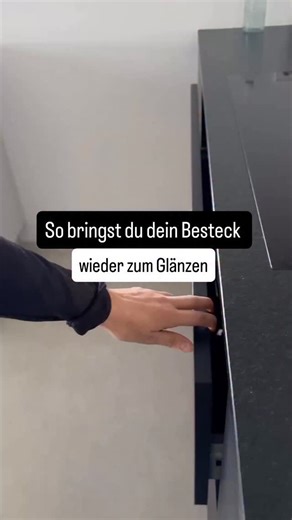 Ömür Kilinc | Haushaltstipps & Tricks | Ordnung & Struktur on Instagram: "➡️ Edelstahlbesteck reinigen: Am besten wie im Video gezeigt – mit einer Mischung aus Natron und Essigessenz. Anschließend gründlich abspülen und gut abtrocknen. ➡️ Silberbesteck reinigen: Eine Paste aus Zitronensaft und Salz anrühren, auf das verfärbte Silber auftragen, mit einem Baumwolltuch vorsichtig polieren und mit warmem Wasser abspülen. ➡️ Flugrost entfernen: Zitronensaft direkt auf die betroffene Stelle geben, etw