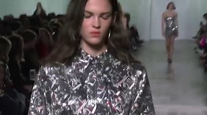 Découvrez le défilé printemps été 2018 par Julie de Libran, présenté aux Beaux-Arts. La vidéo dans son intégralité sur soniarykiel.com | Sonia Rykiel