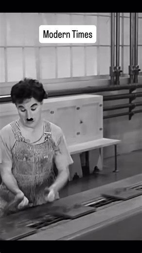 Museum Q on Instagram: "Modern Times (Tiempos modernos, Charles Chaplin, 1936) es una comedia física que funciona como diagnóstico social: la máquina no sólo produce objetos, produce cuerpos disciplinados. Y el vagabundo de Chaplin (Charlot) es el “error” humano que no encaja en ese sistema. Charlot trabaja en una fábrica sometido a la línea de montaje: velocidad, repetición, vigilancia. Colapsa, queda atrapado en una cadena de trabajos precarios y accidentes, y en el camino conoce a la “Gamin”