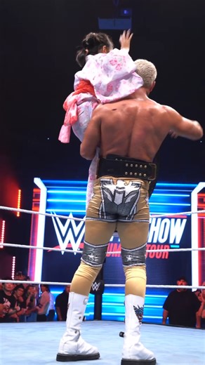 サプライズでWWE王者コーディからハグとベルトのプレゼント🤩 #コーディローデス #WWETokyo #WWESuperShowSummerTour | WWE - Japan