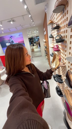 which one do u think i ended up choosing heheh 📍Fitflops, Shangri-La Mall