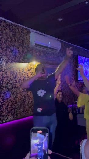 Ferry de lits in town | Hennie Van Laarhoven