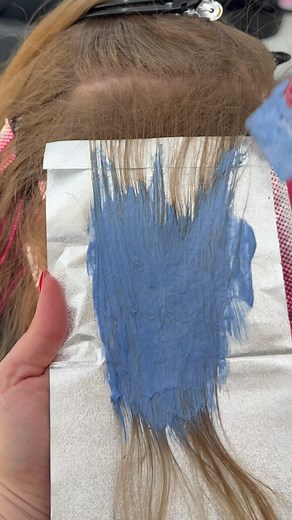 Alright, Babes, let’s talk backcombing foliage - the ultimate cheat code for that “I woke up like this” blonde. Natural blends, soft regrowth, and no need to be in the salon every five minutes? Yes, please. For this technique, I’m using Procare foils (because only the best for my blondies) and mixing my bleach at a 1:2 ratio. Why? Because the way we mix bleach MATTERS depending on the technique. ⚡ Thicker consistency (1:1) = More control, great for precision work like root melts. 💧 Looser consi