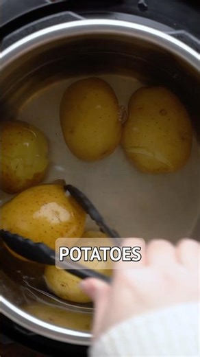 🥔 Instant Pot Mashed Potatoes, an easy crowd-pleaser side dish recipe! #recipeshorts #shortsfeed