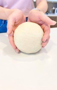 This crispy spring onion pancake is the ultimate comfort and yummy food. Ingredients: 400g flour Quarter teaspoon of yeast Half teaspoon of salt 200g or Hot water (or more) One tablespoon of oil Some chopped spring onion And lots of love ❤️❤️❤️❤️ | Camy Babyland