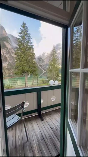 O Hotel Pragser Wildsee, único à beira do lago, foi construído em 1899 pela família Hellenstainer. Projetado pelo arquiteto vienense Otto Schmid, o hotel tornou-se um refúgio para a aristocracia austro-húngara e outras personalidades notáveis da época . Durante a Segunda Guerra Mundial, o hotel desempenhou um papel crucial ao abrigar 137 prisioneiros de destaque das SS, incluindo figuras políticas e militares de 17 países. Eles foram libertados em 4 de maio de 1945, após a intervenção de oficiai