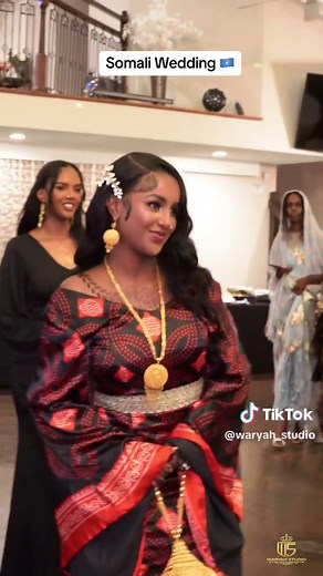 #somaliwedding #aroos #aroos #fyp #somalibride #somalibridesmaids #foryoupage #henna #makeup #weddingtiktok #weddingentrance