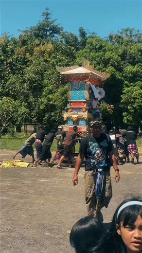 Tidak semua daerah di Bali menjalani tradisini Ngaben. Contohnya di Desa Ungasan. Di sana, para warga memilih untuk mengubur jenazah mereka yang telah meninggal. Karena di daerah sana dekat dengan Pura Uluwatu. Orang Bali percaya, jika dekat dengan pura sad khayangan, salah satunya Pura Uluwatu, disarankan untuk mengubur jenazah, bukan dibakar. Karena asap dari hasil pembakaran dianggap bisa merusak kesucian pura sad khayangan yang ada didekatnya.Dan ini, aku buatkan video cinematic ala-ala 😋😋