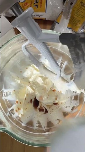 🧁 Fluffy Buttercream Frosting #Buttercream #MamaGourmand #easyrecipe #baking #glutenfreerecipe