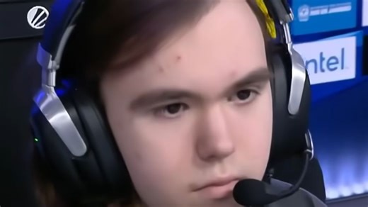 小洞面对大精鹰就是要被克制的啊 donk完全抵挡不住Falcons的正面火力 图二更是被干出0.3