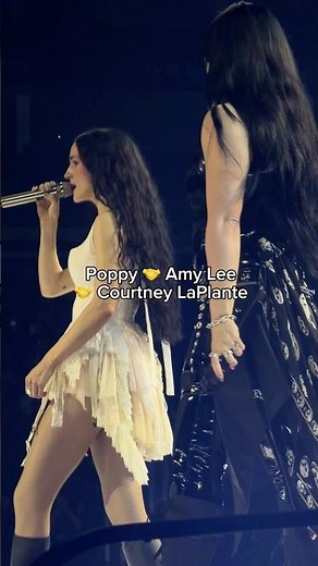Poppy, Amy Lee, & Courtney LaPlante all shared the stage to perform ‘End of You’ in London!🔥🔥