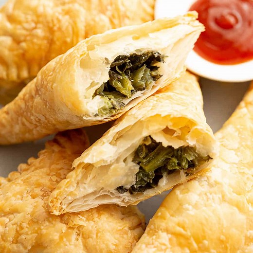 Easy Spinach & Feta Cheese Triangles with Puff Pastry!