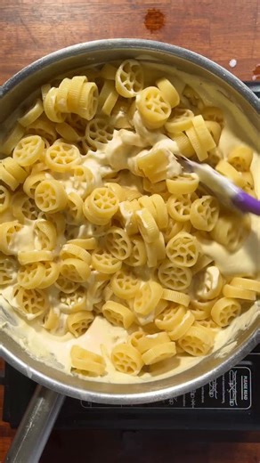 ALPHABETTI EP 23: Wagon wheel cauli cheese W is for wagon wheels, or rotelle as they’re also known. A criminally under appreciated pasta shape if you ask us, here swapped in for macaroni to make a mean cauliflower cheese/mac ‘n’ cheese hybrid. Anyone who’s British will have a special place in their hearts for cauli cheese. It’s the ultimate roast dinner side, and now thanks to @hughwoodward it’s the star of the show – just look at it! Let us know if you try this one - recipe in the bio as always