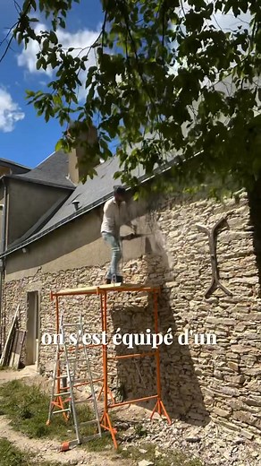 Quel boulot ! On a commencé l’an dernier par cette petite façade côté sud, on espère pouvoir poursuivre cette année 💪🏻 Si tu as des tips pour enlever efficacement le ciment, n’hésites pas à partager 😄 #travauxrénovation #facaderenovation #enduitchaux #piquetage #maisonancienne #autorenovation | Alexia white