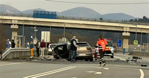 AKTUALIZOVANÉ Brutálna zrážka áut! Zasahujú záchranári, vrtuľník pristáva priamo na ceste (VIDEO)