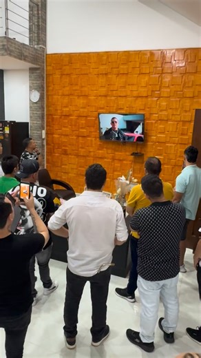 Recuerdos del día que lanzamos Whisky Caro 🥃💵 Nos reunimos con toda la banda a mirar el estreno del video. Gracias a todos por el apoyo, seguimos brindándoles toda nuestra música y la mejor puesta en escena ✌🏾 #GrupoPoder #PuroPoder #Regional #Banda #Norteño 🪗🔥 | Grupo Poder