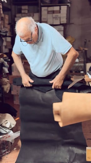 Amapola | tienda de zapatillas | Un poco del detrás de cada producto, 👟 hecho a mano por un equipo que dedico toda su vida al rubro del calzado. Carlos, Pablo Sergio y... | Instagram