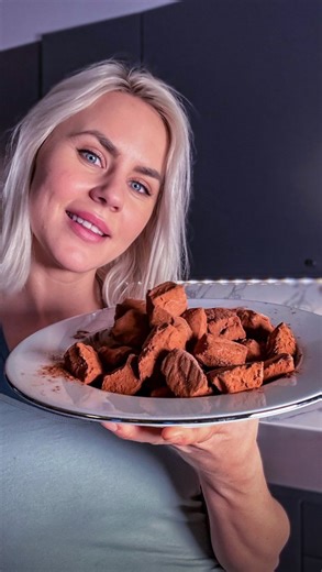 Susanna Jungblom | Hälsocoach on Instagram: "Kan godis vara nyttigt? JA! Dessa chokladtryfflar är supergoda OCH hälsosamma! 😍👍🏼 Varför är dessa chokladtryfflar nyttiga? Jo för att dom innehåller sötpotatis. 🍠 Sötpotatis är ett utmärkt val för en näringsrik kost av flera skäl. För det första är sötpotatis en källa till en rad viktiga näringsämnen, inklusive vitamin A, C och B6, samt kalium och mangan. Dessa näringsämnen är avgörande för immunsystemets funktion, syn, hjärthälsa och celltillväx