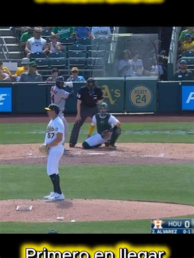 Yordan Álvarez está en otra liga! 🚀 Luego de este misíl de HR, se convierte en el primer jugador en alcanzar 1.0 de WAR a solo una semana de comenzar la temporada. ¿Qué es el WAR? Es la métrica que resume el valor total de un jugador, calculando cuántas victorias extra le da a su equipo en comparación con un jugador que lo pueda reemplazar. Su producción ofensiva es irreal: 🔥 .400/.578/.900 | 1.478 OPS 🔥 wRC: 15 (El más cercano tiene 11) 🔥 wRC : 285 Un dominio absoluto en la caja de bateo. C