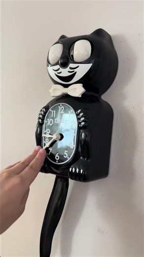 Setting my Kit-Cat Clock to the correct time #clock #cat #tuxedocat #time