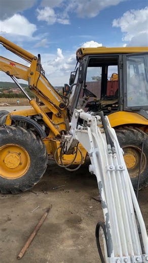 When the JCB arm pin won’t move… use this 💥”#excavator #truck #viral #takeuchi